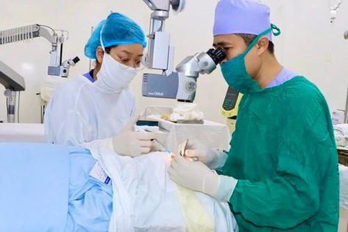 Trao ánh sáng từ những ca mổ thầm lặng