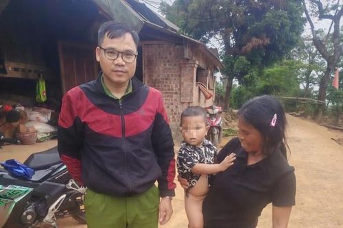 Cán bộ công an lao xuống hồ nước sâu cứu cháu bé 2 tuổi