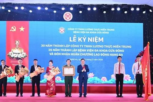 Bệnh viện Đa khoa Cửa Đông đón nhận Huân chương Lao động hạng Ba