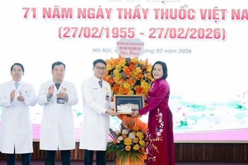Phó Chủ tịch Quốc hội thăm, chúc mừng Viện Huyết học - Truyền máu Trung ương và Bệnh viện E