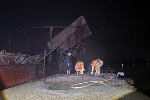 Phát hiện 2 phương tiện khai thác cát trái phép trên sông Cầu
