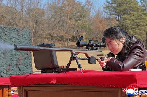 Con gái ông Kim Jong-un khai hỏa súng bắn tỉa thế hệ mới