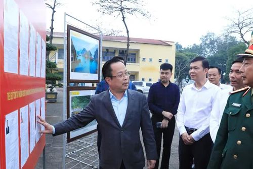 Phó Chủ tịch Thường trực HĐND TP Trần Thế Cương kiểm tra công tác chuẩn bị bầu cử tại phường Sơn Tây, phường Tùng Thiện, xã Đoài Phương