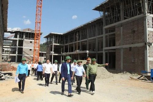 Đẩy nhanh tiến độ thi công trường nội trú liên cấp Phong Thổ