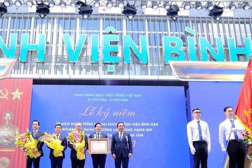 Bệnh viện Bình Dân đón nhận Huân chương Lao động hạng Nhì