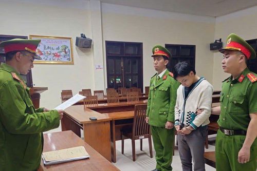 Tạm giữ thanh niên lao ô-tô vào đám đông