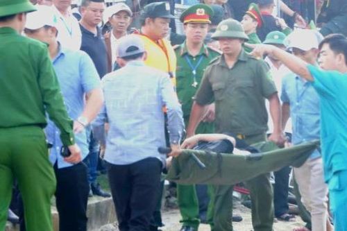 Dừng đua ghe khẩn cấp sau vụ chìm thuyền làm hai người tử vong