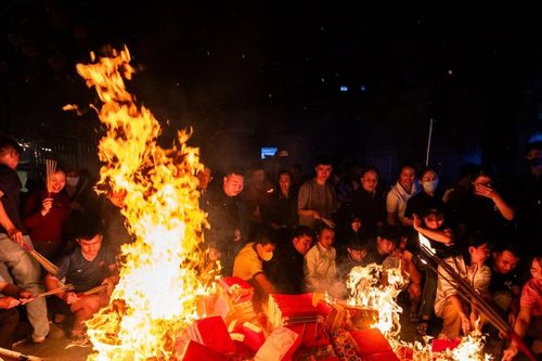 Đêm 'lấy đỏ' làng An Định: Hàng trăm người quây quanh đống lửa, rước lộc về nhà
