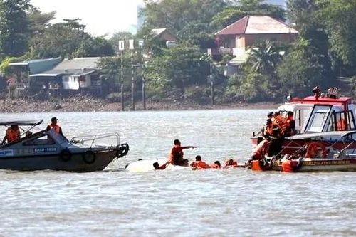 Lật thuyền đua trên sông Đồng Nai, 12 người được cứu kịp thời