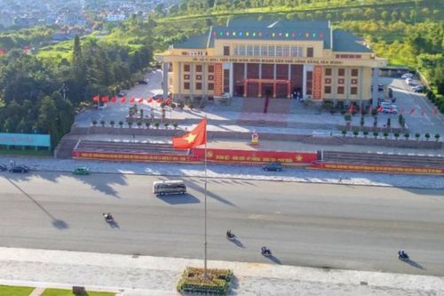 Phó Chủ tịch MTTQ Việt Nam Hà Thị Nga chuẩn bị tiếp xúc cử tri tại Lai Châu