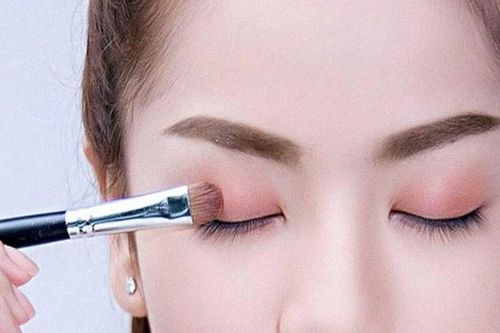 Bí quyết giữ lớp trang điểm không bị lem trôi trong mùa xuân ẩm ướt