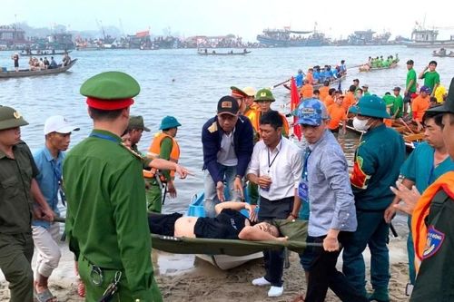 Lật thuyền khi đi xem đua ghe, 2 mẹ con tử vong thương tâm