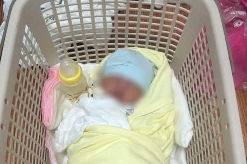 Nghe tiếng khóc trong vườn chuối, người dân phát hiện bé sơ sinh bị bỏ rơi