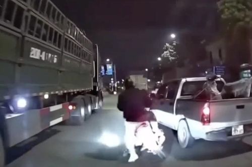 Xác minh vụ xe bán tải 'tạt đầu' xe máy suýt gây tai nạn chết người