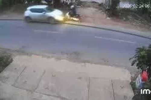 Khoảnh khắc ô tô lấn làn đâm trực diện khiến người đi xe máy bị đâm văng