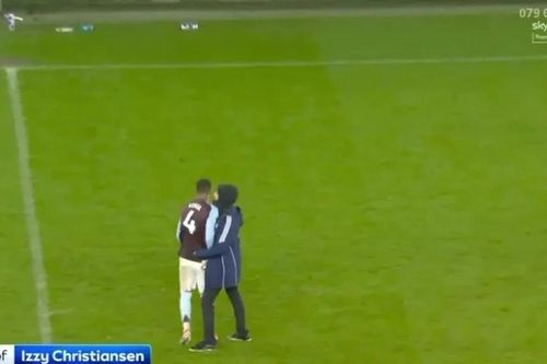 Thủ quân Aston Villa suýt lao lên khán đài 'ăn thua đủ' với cổ động viên nhà