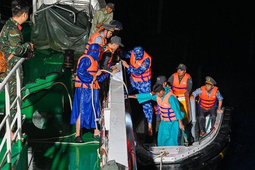 Vượt sóng gió đưa hòm phiếu ra biển