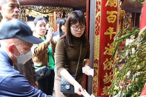 Mập mờ quản lý tiền công đức