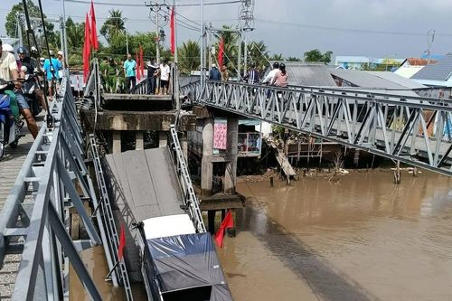Cấm tàu thuyền qua đoạn kênh có cầu bị sập ở Cần Thơ