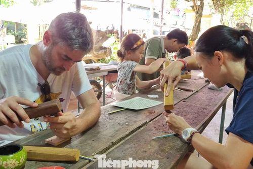 Khách Tây hào hứng 'vào vai' nghệ nhân làng mộc nổi tiếng