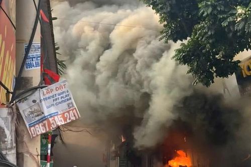 Hà Nội: Cơ sở thu mua phế liệu bốc cháy dữ dội, lan sang 2 nhà liền kề