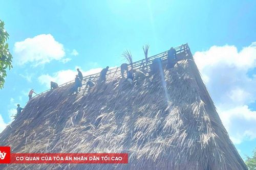 Đồng bào Xơ Đăng chung tay sửa chữa mái nhà rông bị hư hỏng do bão