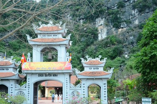 Ngôi chùa 1.000 năm tuổi ở Ninh Bình thu hút giới trẻ đến cầu duyên đầu năm
