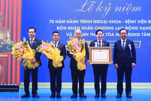 Bệnh viện Bình Dân đón nhận Huân chương Lao động hạng Nhì