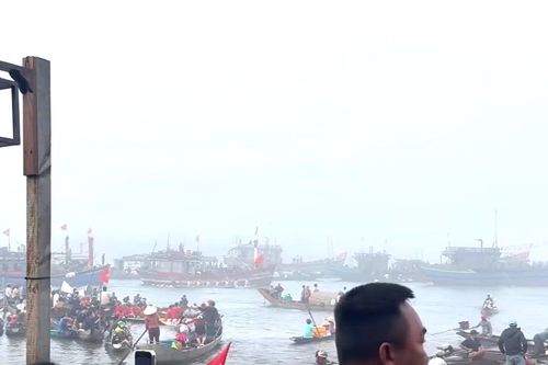 Lật thuyền khi xem đua ghe ở TP Huế, 2 mẹ con tử vong