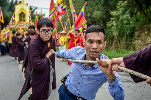 Hàng chục người kéo xe rước nước nặng gần 1 tấn leo dốc tại lễ hội chùa Tam Chúc