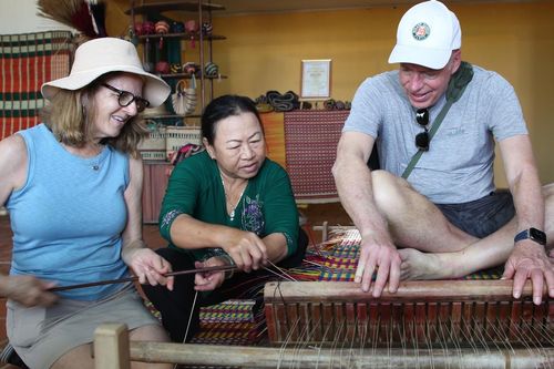 Du khách nước ngoài học làm mộc, dệt chiếu cói ở làng nghề hơn 500 năm tuổi