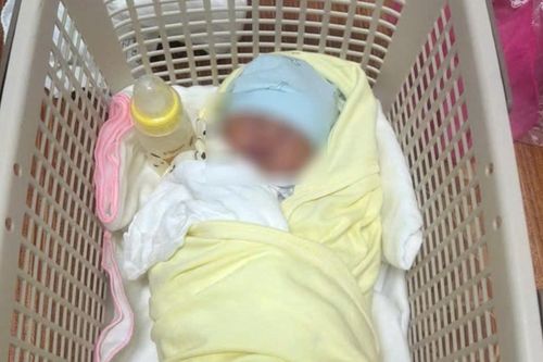 Bé trai 4 ngày tuổi bị bỏ rơi ở bụi chuối cạnh đường vào nghĩa trang