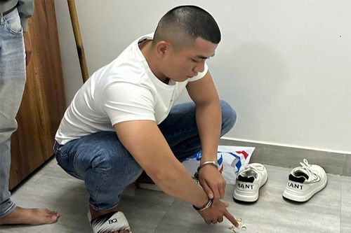 Nam thanh niên khống chế người phụ nữ rồi cướp tài sản