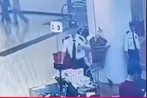 Đi siêu thị mua đồ, nữ điều dưỡng lao tới cứu bác bảo vệ ngừng tim