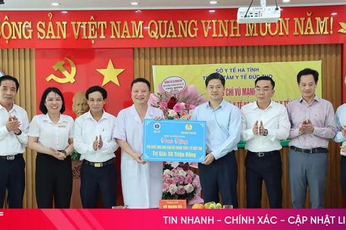 Thứ trưởng Thường trực Bộ Y tế trao 100 suất quà cho Trung tâm Y tế Đức Thọ