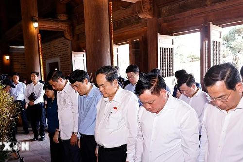 Chủ tịch Quốc hội dâng hương tưởng niệm Bác Hồ tại Nghệ An
