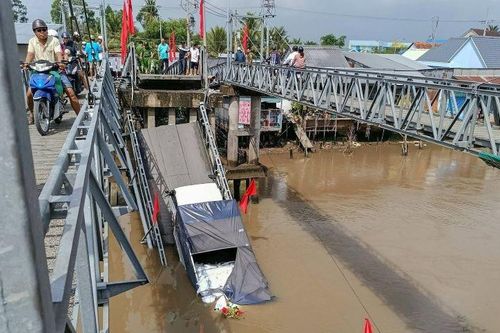 Sập cầu 30/4 ở Cần Thơ, xe tải chở gạo rơi xuống sông Thốt Nốt