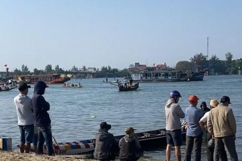 Hai mẹ con tử vong do chìm thuyền, ban tổ chức ra thông báo dừng giải đua ghe