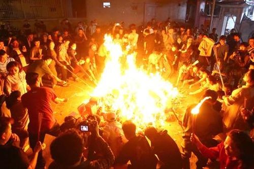 Hàng trăm người dân Hà Nội đổ xô đi xin lửa 'lấy đỏ' đầu năm