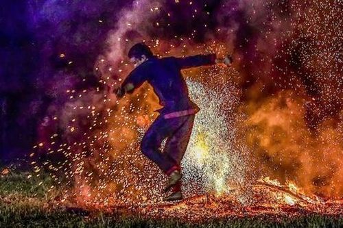 Hàng trăm người nín thở khi chàng trai Pà Thẻn lao vào than đỏ