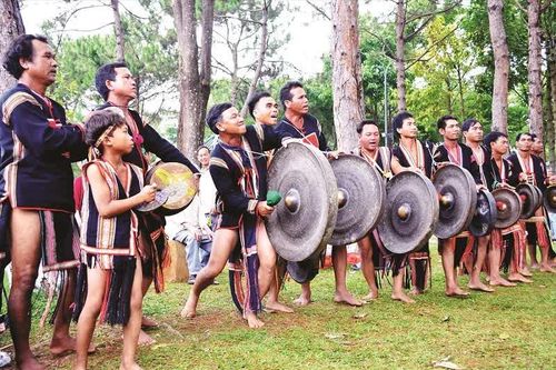 Gia Lai đưa văn hóa cồng chiêng 'xuống phố'