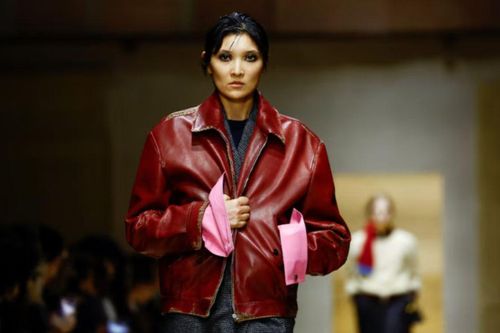 Prada kết hợp áo khoác đông mặc ngoài váy mỏng nhẹ tại Milan