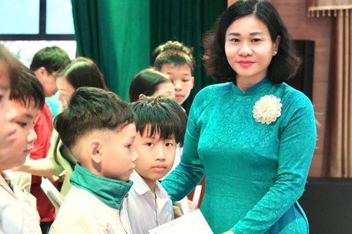 Chủ tịch Hội LHPN Việt Nam Nguyễn Thị Tuyến trao quà cho phụ nữ, trẻ em tại 4 xã ở Hà Nội