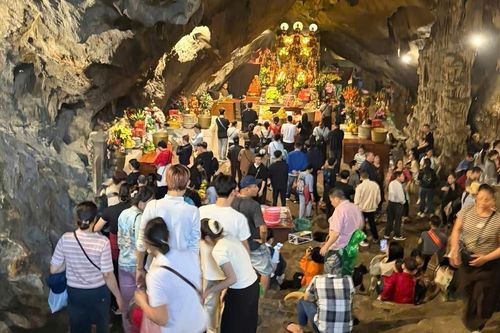 Biến tướng lễ hội: Sự lệch pha giữa niềm tin và cách tổ chức