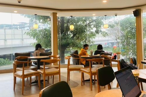 Cà phê tự phục vụ: Câu chuyện cũ, tranh luận mới