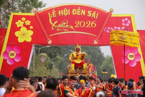 Hàng nghìn người xem rước 'vua, chúa sống' độc nhất vô nhị