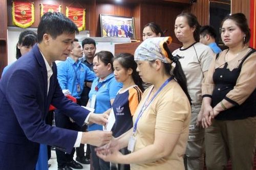 Phó Chủ tịch Tổng Liên đoàn Lao động Việt Nam Ngọ Duy Hiểu tặng quà công nhân Công ty cổ phần Thời trang Hà Thanh