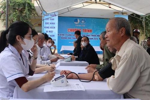 Khám sức khỏe, cấp phát thuốc miễn phí cho người nghèo, đối tượng chính sách