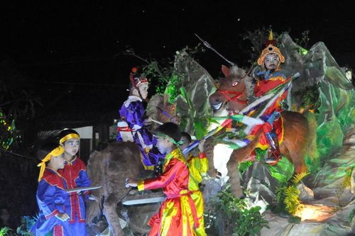 'Rước cộ, hát bộ, đua thuyền tri ân'