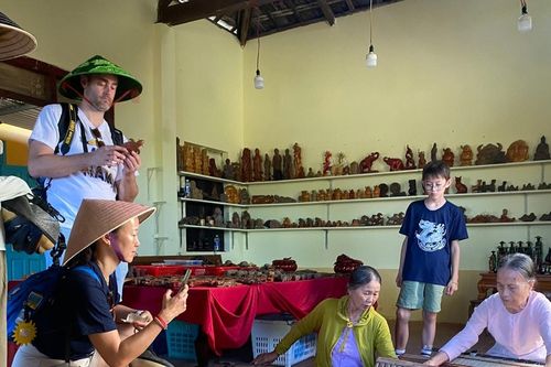 Đa dạng hoạt động trải nghiệm tại Ngày hội làng nghề truyền thống Kim Bồng